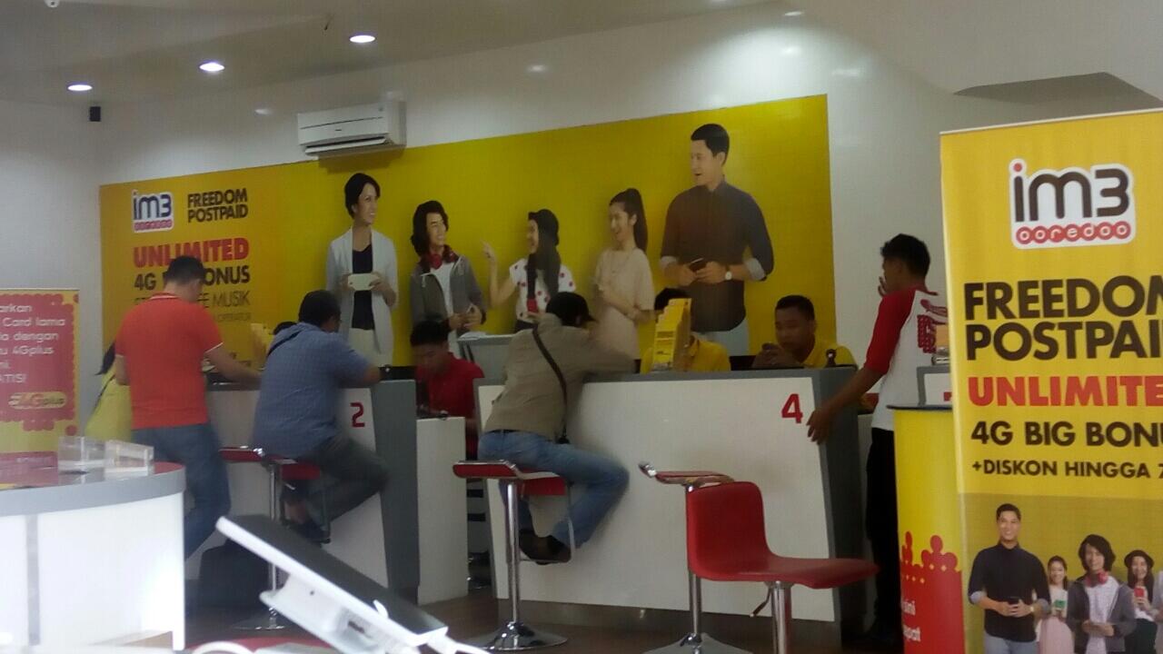 INDOSAT MENGADAT ( LAGI MAIN TENIS )