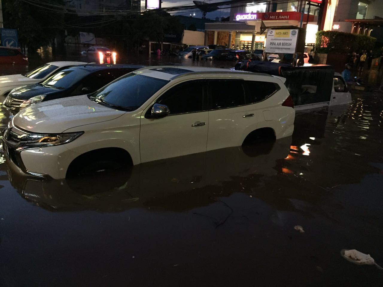 Ngeri! Begini Penampakan Mobil Terendam Banjir di Basement Kemang Square