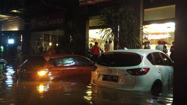 Ngeri! Begini Penampakan Mobil Terendam Banjir di Basement Kemang Square