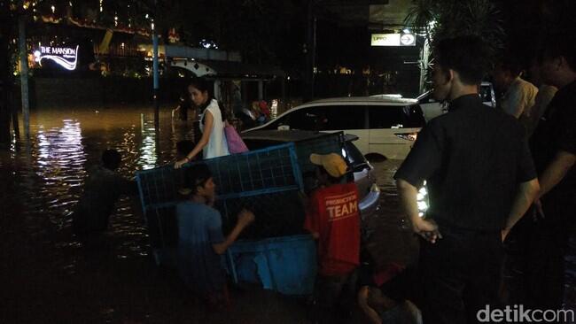 Ngeri! Begini Penampakan Mobil Terendam Banjir di Basement Kemang Square