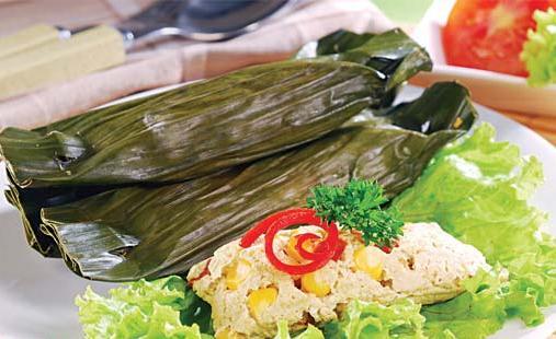 Makanan Indonesia ini hanya sedap dibungkus atau dimasak pakai daun.