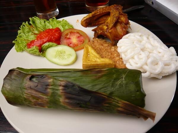 Makanan Indonesia ini hanya sedap dibungkus atau dimasak pakai daun.