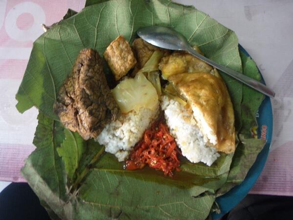 Makanan Indonesia ini hanya sedap dibungkus atau dimasak pakai daun.