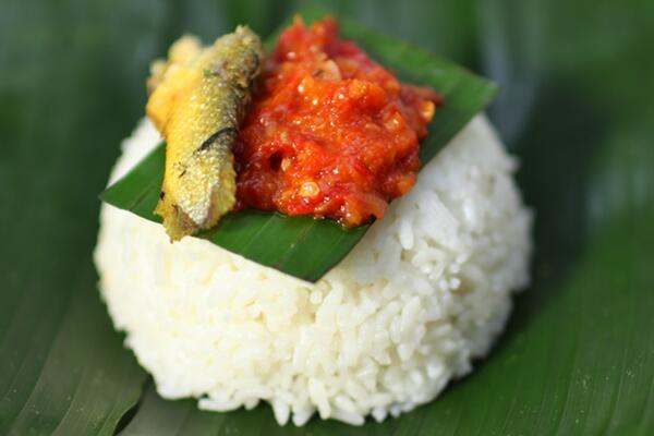 Makanan Indonesia ini hanya sedap dibungkus atau dimasak pakai daun.