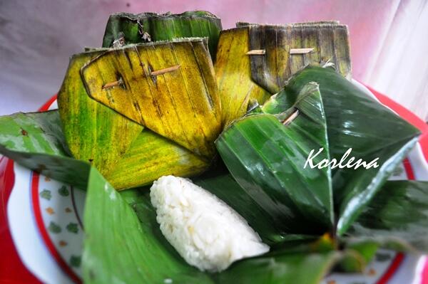 Makanan Indonesia ini hanya sedap dibungkus atau dimasak pakai daun.