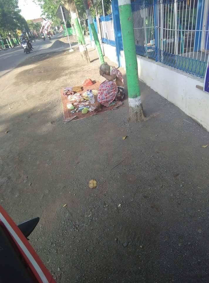 Mengais rezeki berjualan seadanya, nenek ini ajarkan ketabahan hidup