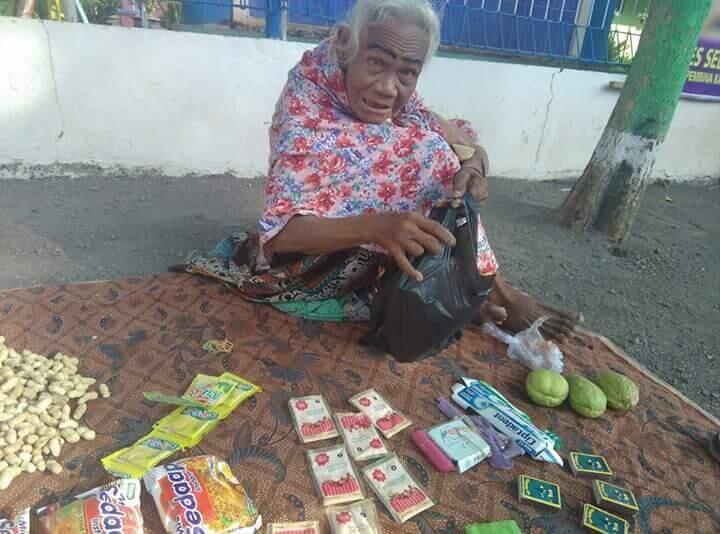 Mengais rezeki berjualan seadanya, nenek ini ajarkan ketabahan hidup