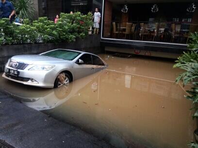 Mobil yang Terendam di Basement Kemang Square Dievakuasi, Ini Penampakannya