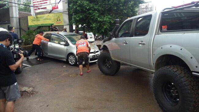 Mobil yang Terendam di Basement Kemang Square Dievakuasi, Ini Penampakannya