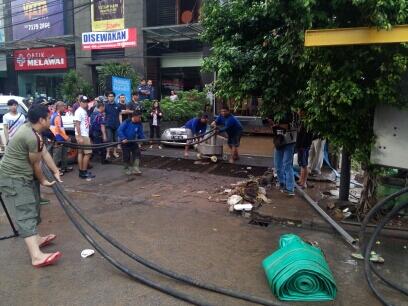 Mobil yang Terendam di Basement Kemang Square Dievakuasi, Ini Penampakannya