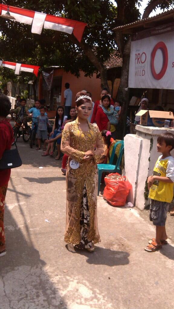 &#91;17an&#93; Semangat Ibu Rumah Tangga Menyongsong Kirab Bersih Desa HUT RI ke-71