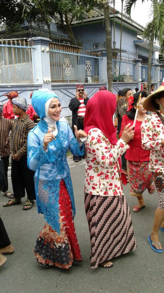 &#91;17an&#93; Semangat Ibu Rumah Tangga Menyongsong Kirab Bersih Desa HUT RI ke-71