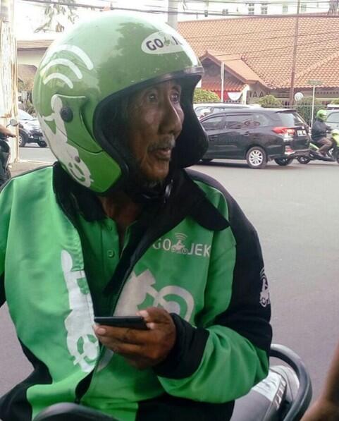 Haru, Kakek Ini Tetap Jadi Driver Gojek Walau Sudah Tak Lagi Muda
