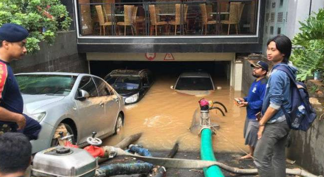 Cerita penjual mobil bekas banjir, harus menipu agar dagangan laku