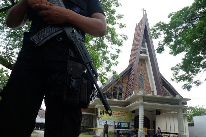 Siapa di belakang pelaku bom gereja di Medan?