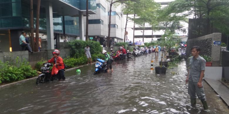 Diguyur hujan kurang 2 jam, sejumlah jalan di Jakarta banjir