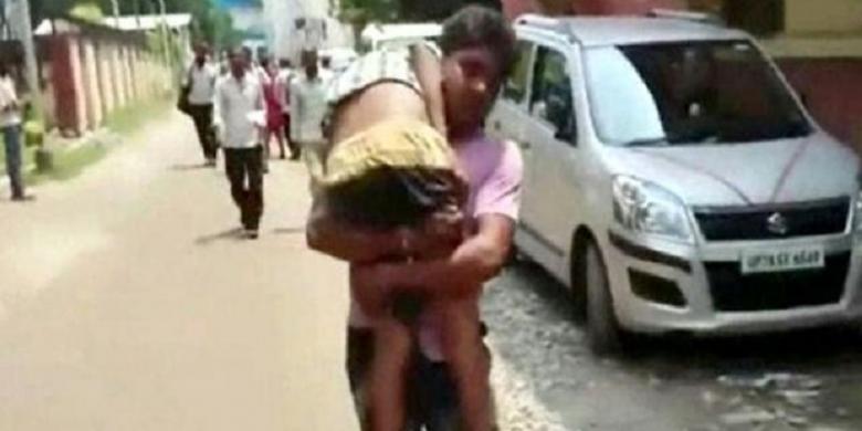 Tak Ada Tandu di Rumah Sakit, Anak Mati di Pundak Ayahnya