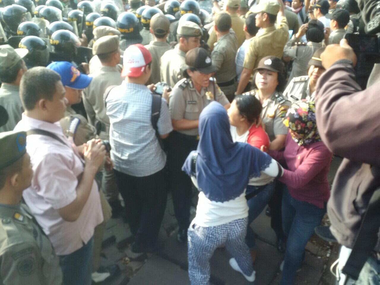 Bangunan Mulai Dirobohkan dengan Ekskavator, Warga Rawajati Histeris