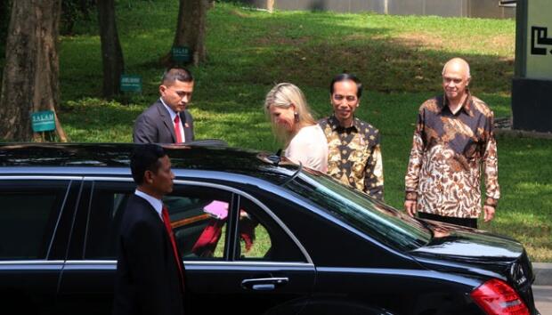 Presiden Jokowi Menjamu Ratu Belanda di Beranda Istana