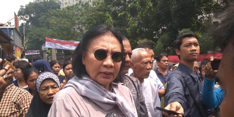 Ratna Sarumpaet dan Anggota DPRD Berhadapan dengan Satpol PP di Rawajati