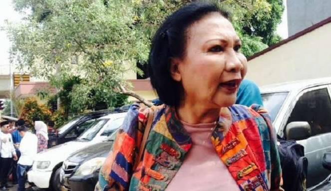 Ratna Sarumpaet dan Anggota DPRD Berhadapan dengan Satpol PP di Rawajati