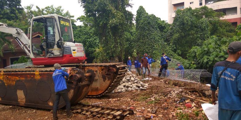 Tembok Kem Chick dan Hotel Pop Kemang di Bantaran Kali Krukut Jebol