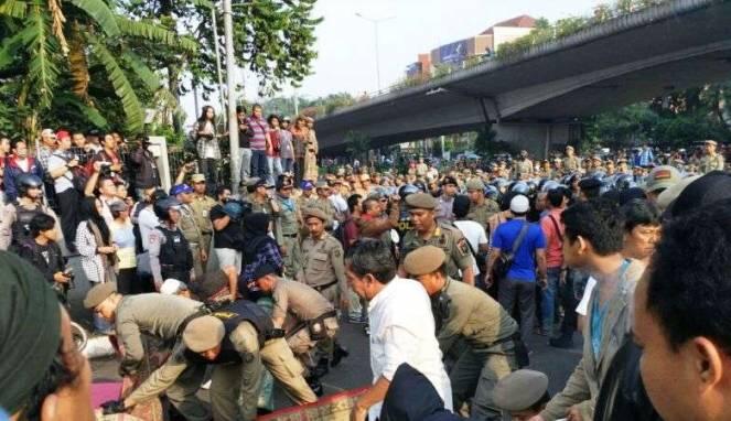 Rusuh Penggusuran Rawajati, Warga dan Satpol PP Baku Hantam