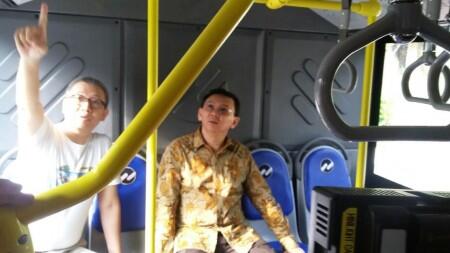 Lagi, Ahok Ngantor Naik Bus TransJakarta