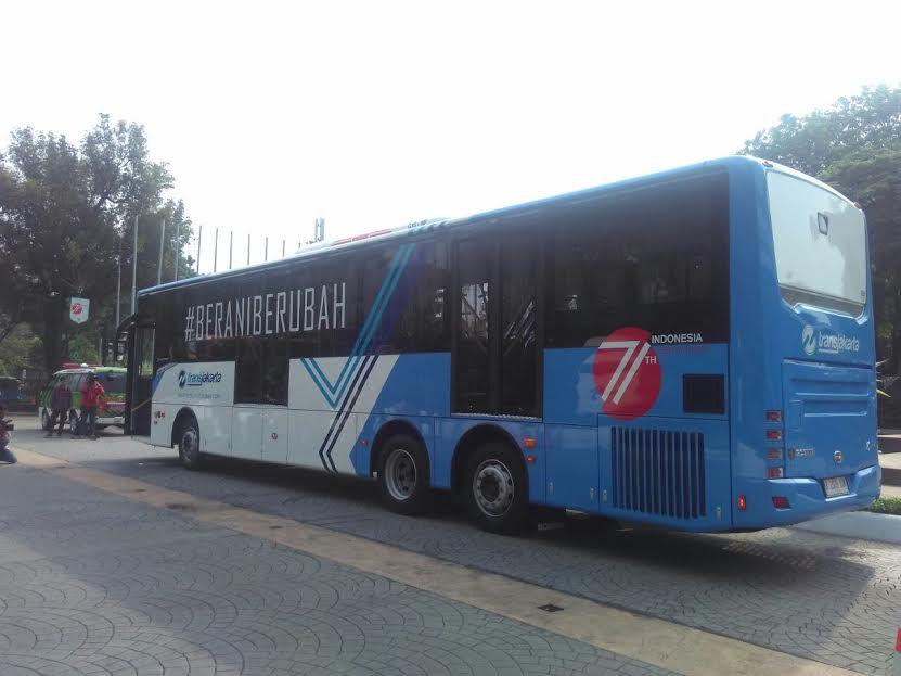 Lagi, Ahok Ngantor Naik Bus TransJakarta