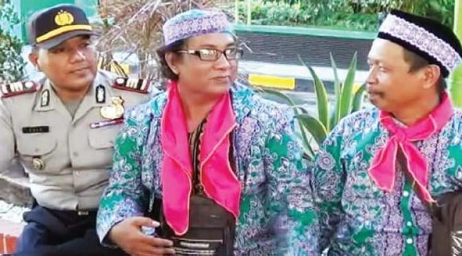 Naik Haji, Waria Lumajang Pakai Sandal Berhak 15 Cm
