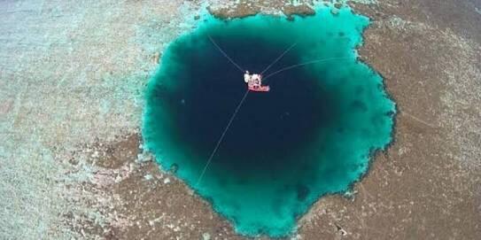 LUBANG NAGA DI LAUT TIONGKOK