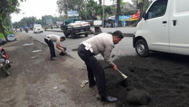 Pemda Cuek, Polisi Turun Tangan Perbaiki Jalan Rusak
