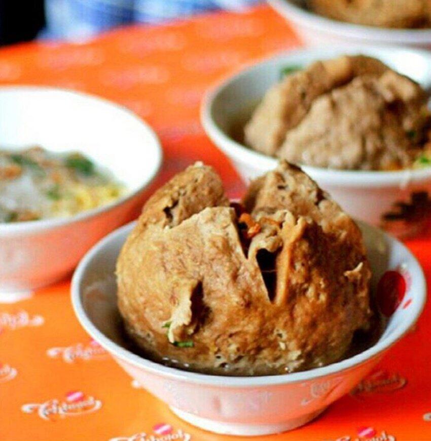 Inilah 10 Warung Bakso Jumbo di Indonesia !