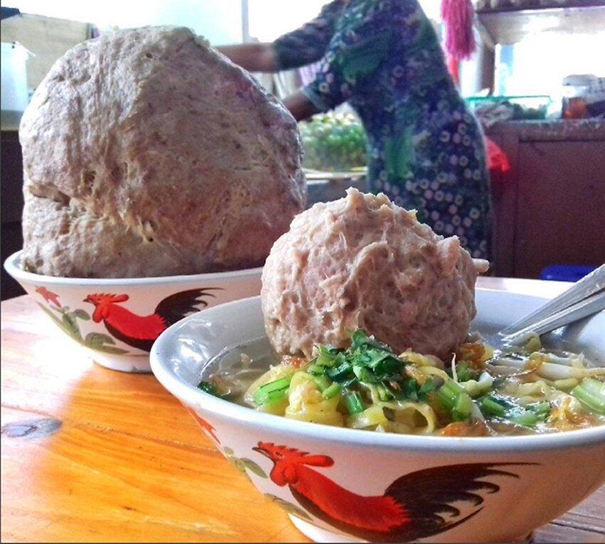 Inilah 10 Warung Bakso Jumbo di Indonesia !