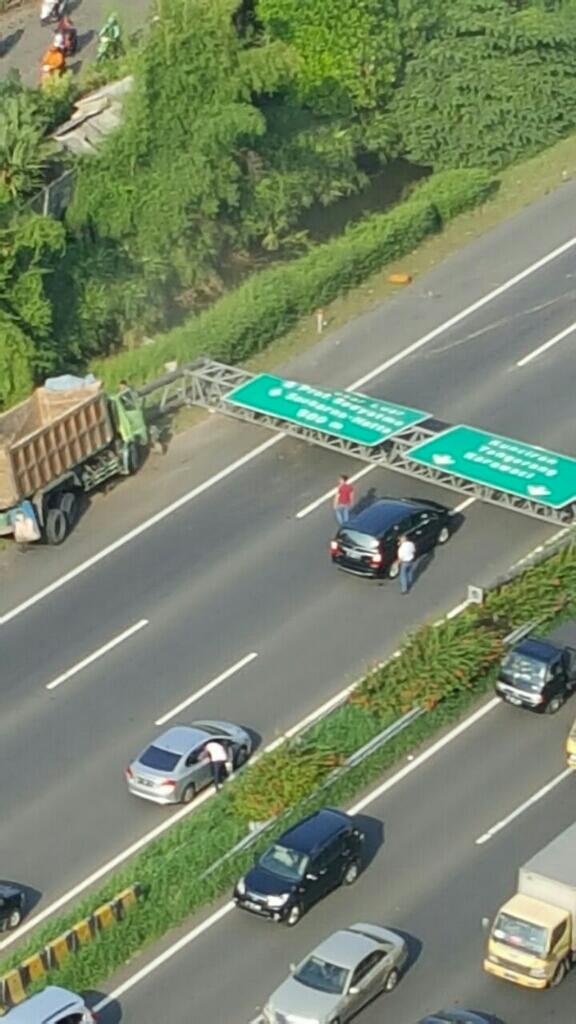 Dampak Tiang Rambu Roboh, Arus Tol Menuju Tangerang Dialihkan ke Ruas Tol Cengkareng