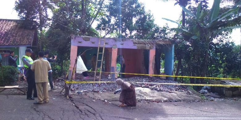 Tanah Bergeser dan Amblas, Dua Rumah di Tasikmalaya Ambruk
