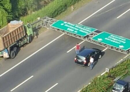 Petugas Evakuasi Tiang Rambu Tol Roboh yang Ditabrak Truk