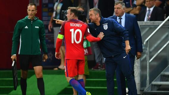 Wayne Rooney Nyaman Main Di Tengah