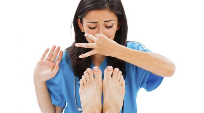 TIPS MENGHILANGKAN BAU SEPATU