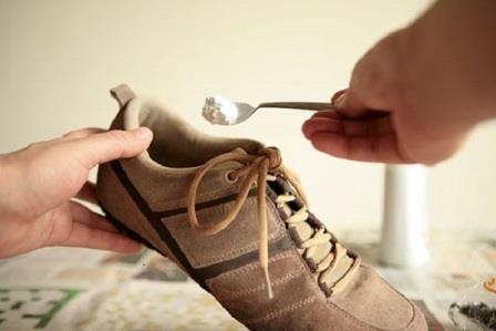 TIPS MENGHILANGKAN BAU SEPATU