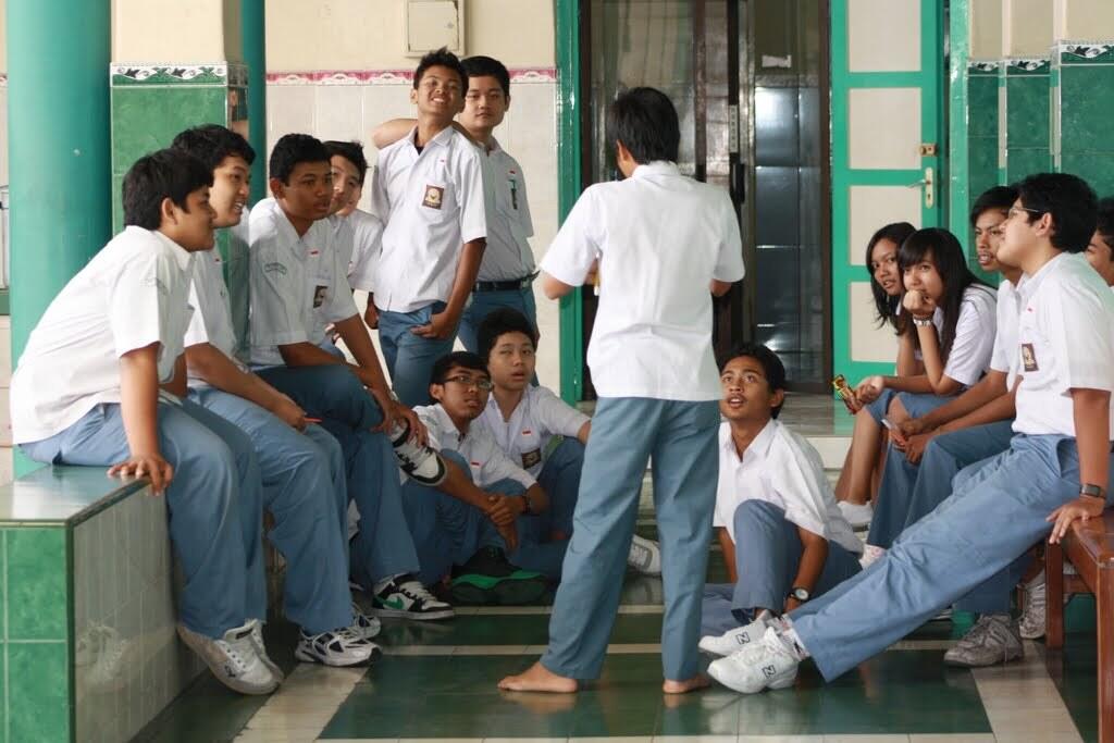 coba aja anak SMA saat jam kosong kelakuannya begini ? hmm