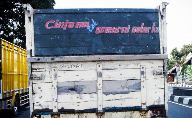 (+Pict) Tulisan Di Belakang Mobil Truk, yang bisa bikin kita tersenyum sampai tertawa