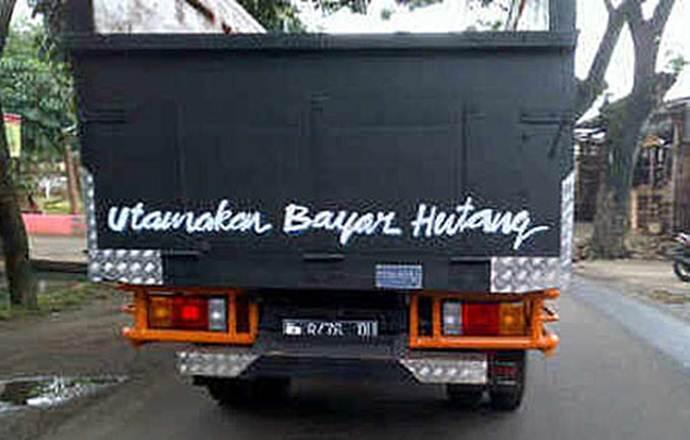 (+Pict) Tulisan Di Belakang Mobil Truk, yang bisa bikin kita tersenyum sampai tertawa
