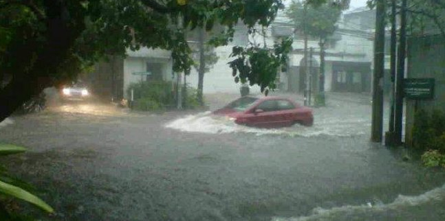 Jakarta Diguyur Hujan Lebat, Muncul Genangan 60 Cm di Kemang