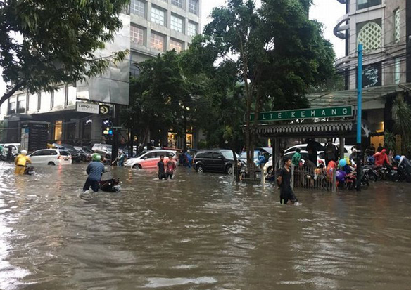Jakarta Diguyur Hujan Lebat, Muncul Genangan 60 Cm di Kemang