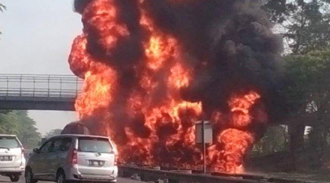 Detik-Detik Ledakan Truk BBM Tewaskan 1 Orang di Tol Sidoarjo