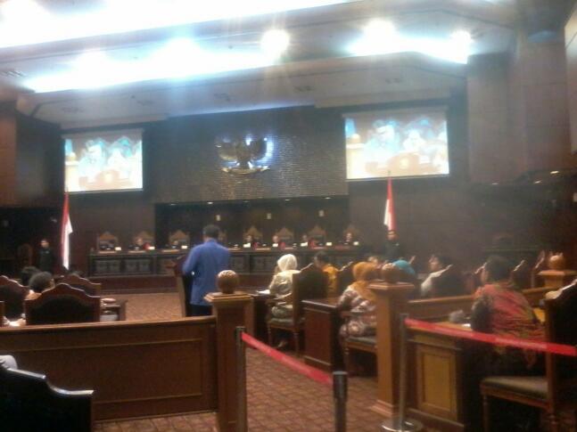 POLEMIK PASAL PERZINAHAN DAN LARANGAN LGBT