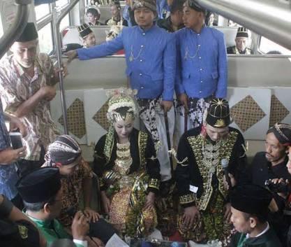 Menikah di Gerbong Kereta Api Prameks Berjalan