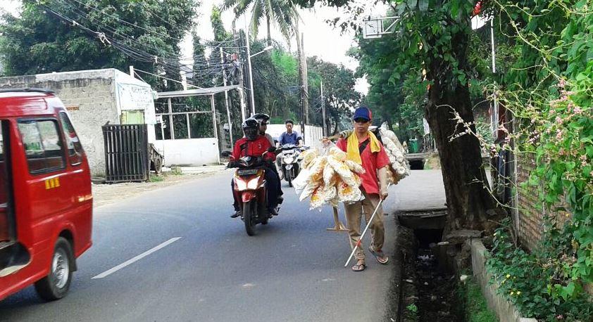Fenomena Pedagang Buta Jualan Krupuk Keliling