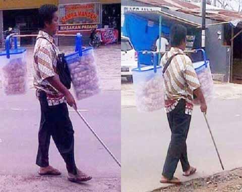 Fenomena Pedagang Buta Jualan Krupuk Keliling